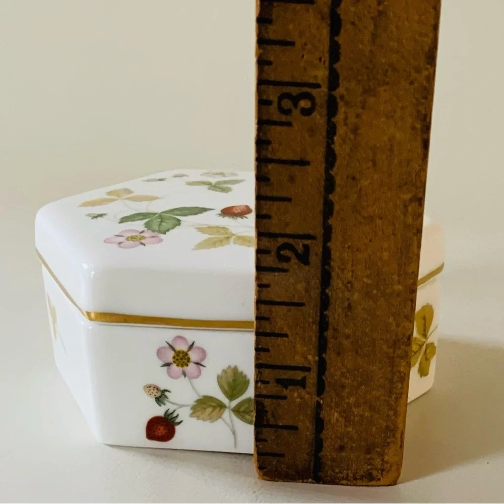 Wedgwood wild strawberry trinket box